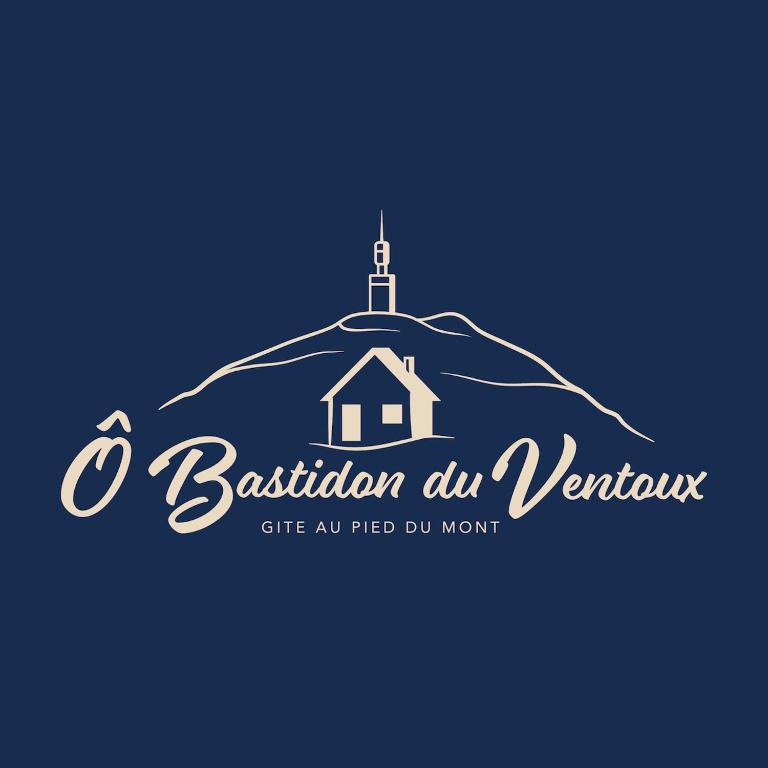 une maison sur une colline avec une église sur celle-ci dans l'établissement O Bastidon du Ventoux, à Bédoin