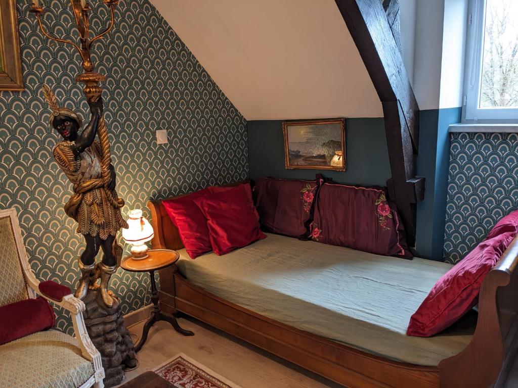 Postel nebo postele na pokoji v ubytování Auberge des Trains Mythiques Chambres d'hôtes à Gouarec au pied de la Vélodyssée