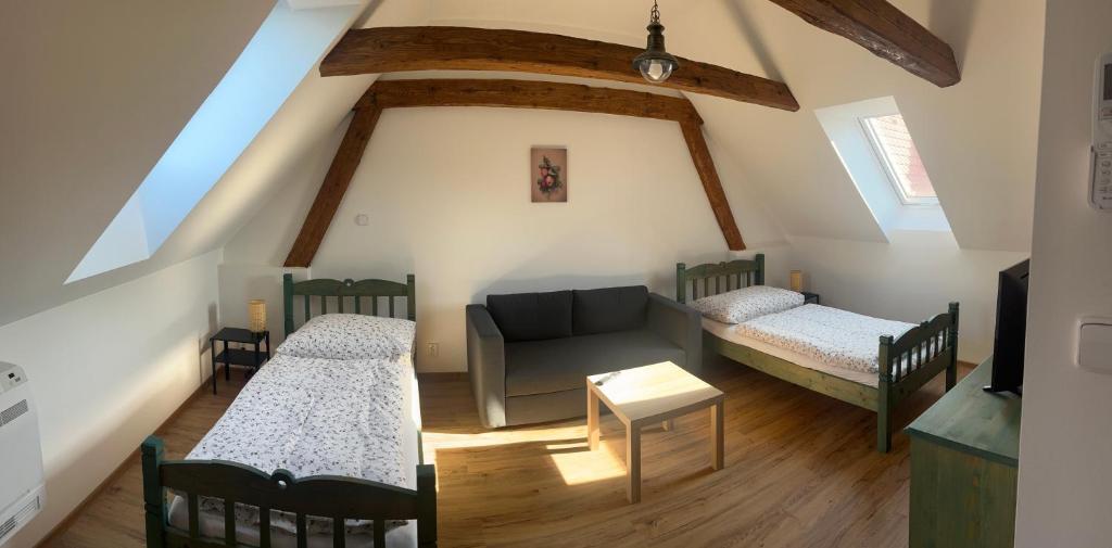 Postel nebo postele na pokoji v ubytování Apartmány Statek Bezdědice
