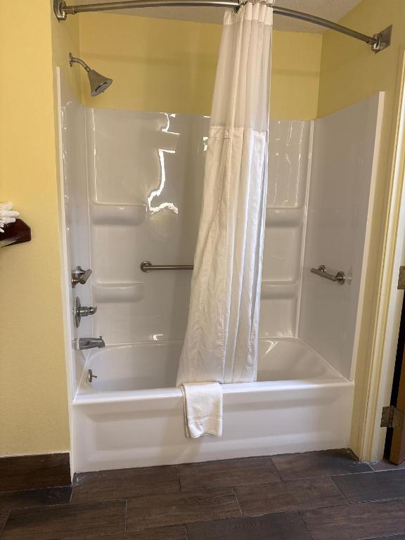 Baymont by Wyndham Mishawaka South Bend Area photo