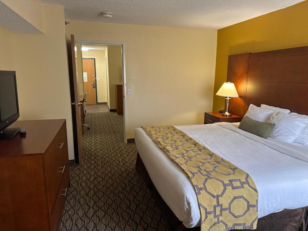 Baymont by Wyndham Mishawaka South Bend Area photo