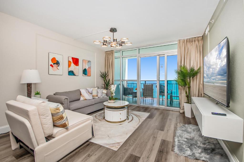 Телевізор і / або розважальний центр в New Coastal Gem 1BR with Incredible Oceanfront Views