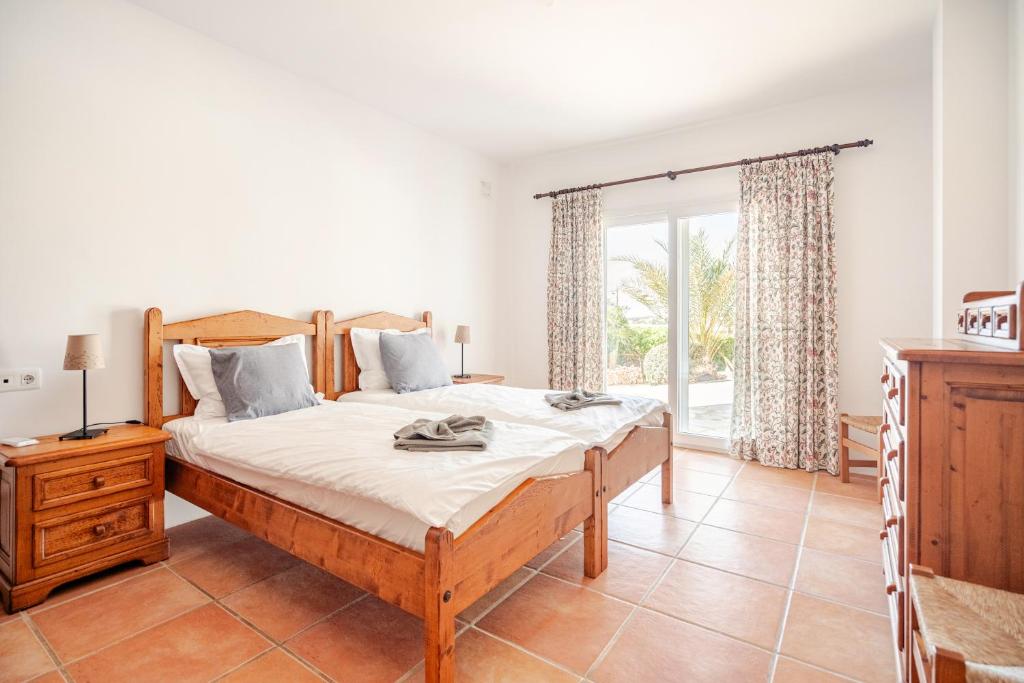 Postel nebo postele na pokoji v ubytování Gigantische Villa mit Meerblick, Panoramablick & Pool-Oase