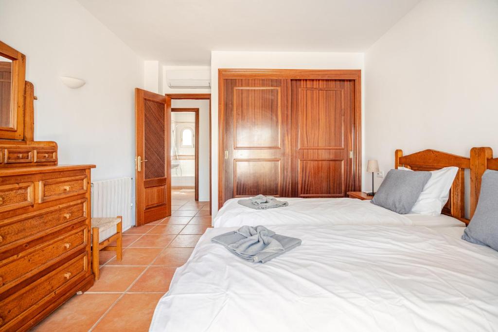 Postel nebo postele na pokoji v ubytování Gigantische Villa mit Meerblick, Panoramablick & Pool-Oase