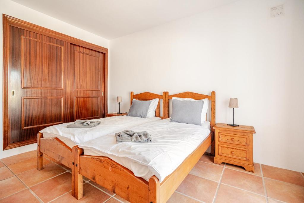 Postel nebo postele na pokoji v ubytování Gigantische Villa mit Meerblick, Panoramablick & Pool-Oase