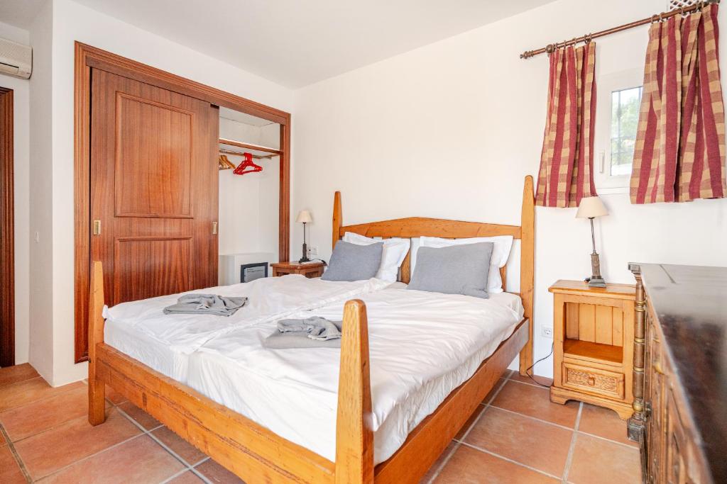 Postel nebo postele na pokoji v ubytování Gigantische Villa mit Meerblick, Panoramablick & Pool-Oase