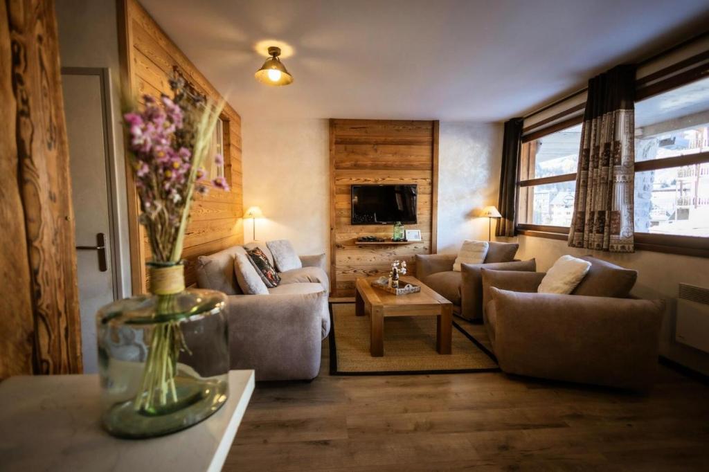 - un salon avec des canapés et un vase de fleurs dans l'établissement Les Chalets D'adrien - 4 pièces 8 personnes exposé Ouest MAE-7954, à Valloire