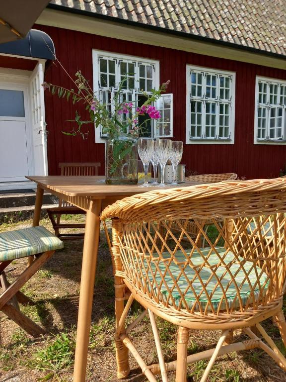 a wooden table with chairs and a vase of flowers at Ferienhaus Loft in Küstennähe in Ruda