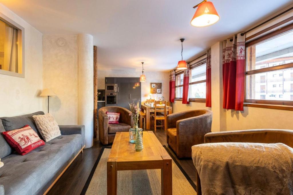 un salon avec un canapé, des chaises et une table dans l'établissement Les Chalets D'adrien - 3 pièces 6 personnes exposé Ouest MAE-8294, à Valloire