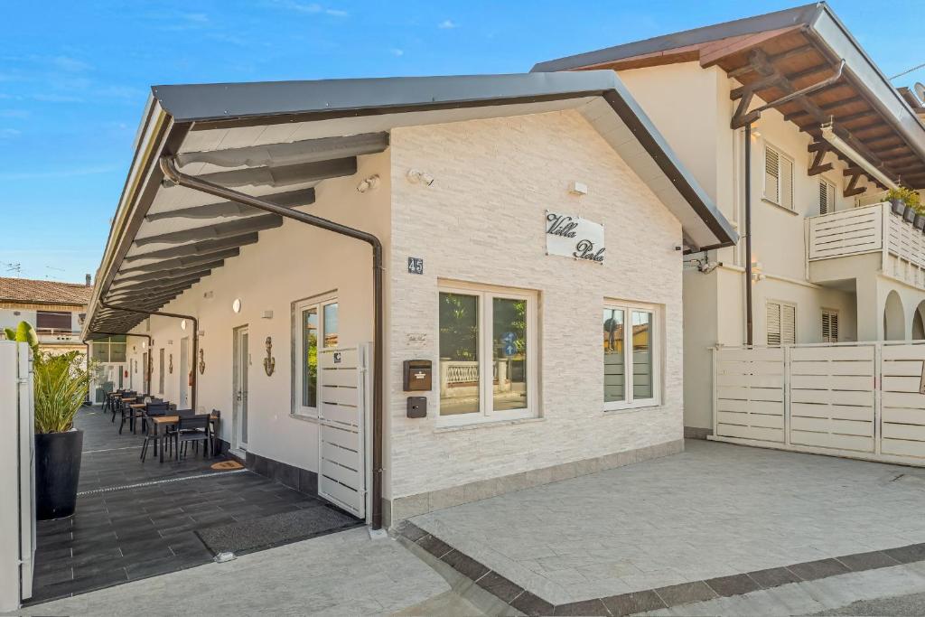 eine freistehende Garage mit Markise über einer Terrasse in der Unterkunft Villa Perla in Marina di Massa