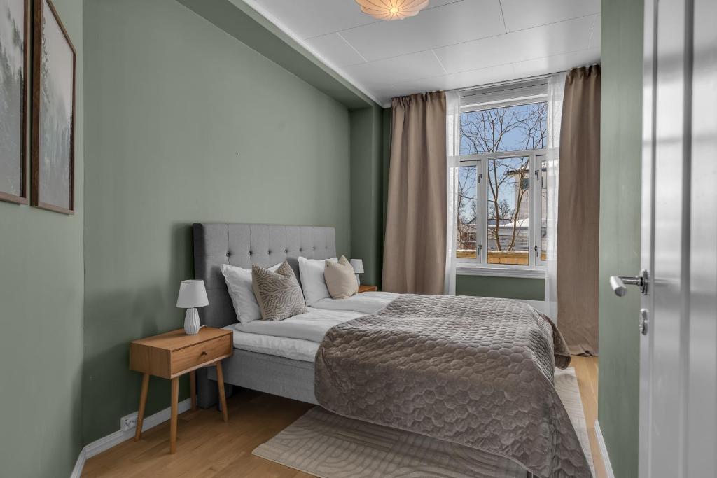 Postel nebo postele na pokoji v ubytování Amazing Tromsø city apartment with free parking and lovely city views!