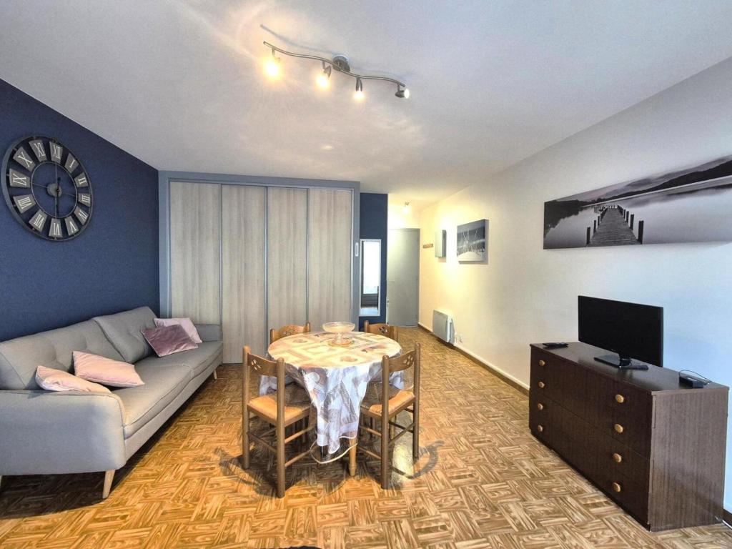 un salon avec un canapé et une table dans l'établissement Résidence Le Chateau Durieux 4 - Spacieux logement pour 3 personnes ! MAE-7634, à Aix-les-Bains
