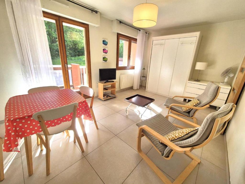 un salon avec une table et des chaises de salle à manger dans l'établissement Résidence Le Saint Charles A - Agréable et lumineux studio à 50m des Thermes Chevalley ! MAE-7754, à Aix-les-Bains