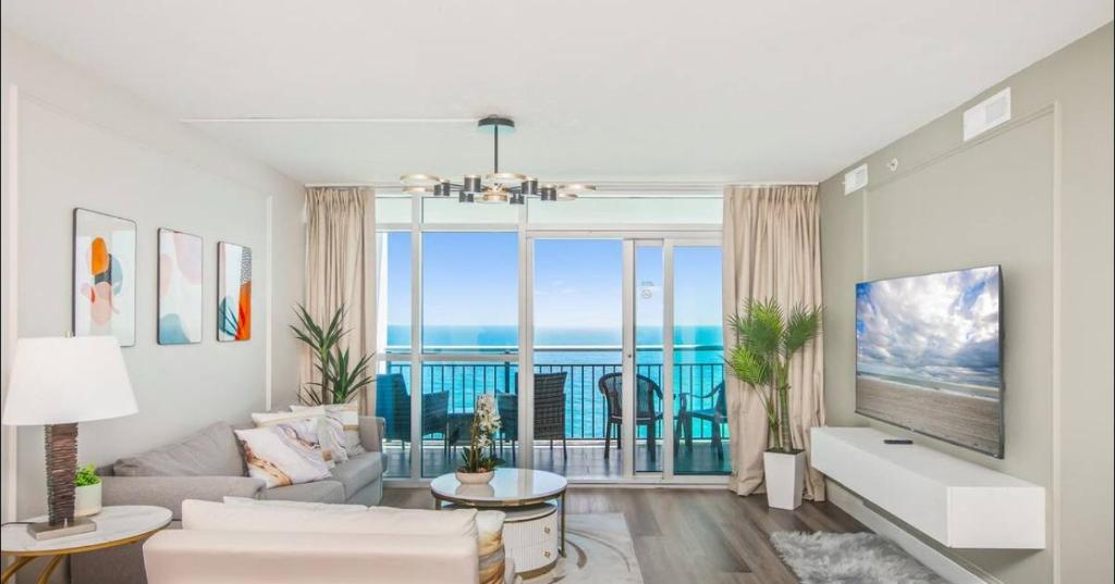 マートルビーチにあるNew Luxury Oceanfront 2BR Condo with Relaxing Ambianceの海の見えるリビングルーム