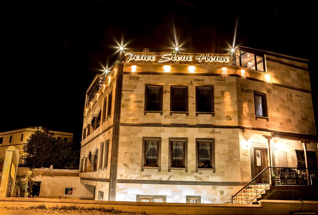 بيس ستون هاوس