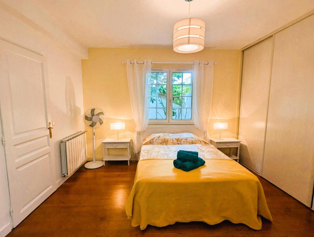 Ένα ή περισσότερα κρεβάτια σε δωμάτιο στο Villa Basque - Bayonne - 6/7 Personnes - Piscine