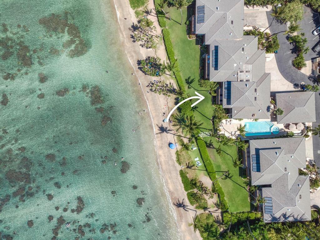 Puunoa Beach Estates 103 في Puunoa: منظر جوي للشاطئ والمحيط