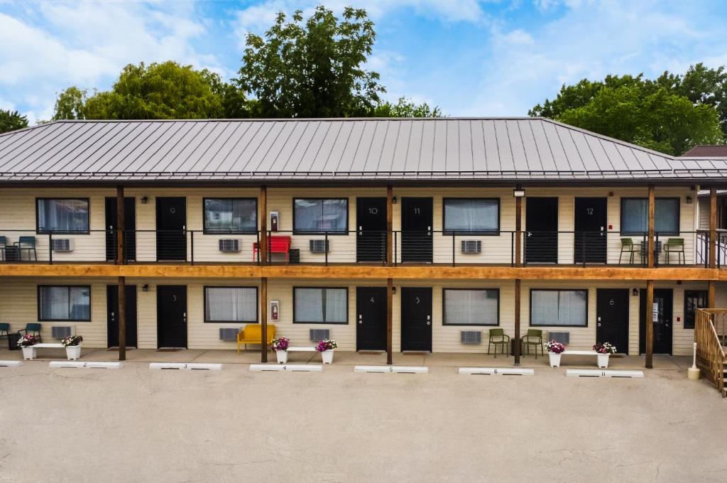 a building with black doors and windows and benches at The Painted Pelican in Luxemburg