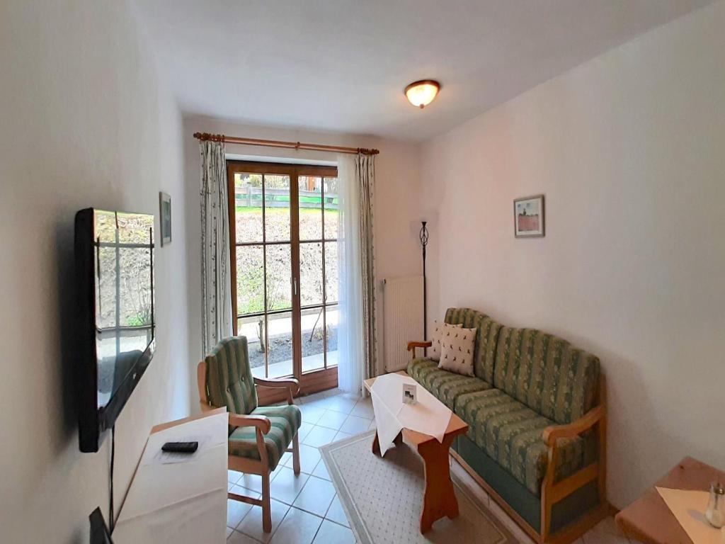 贝里斯泽尔Lush apartment in Bayrischzell with 2 saunas的客厅里有一张沙发和一张桌子。