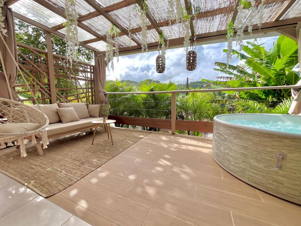 Bazén v ubytování Cocon des jardins - Bungalow & SPA nebo v jeho okolí