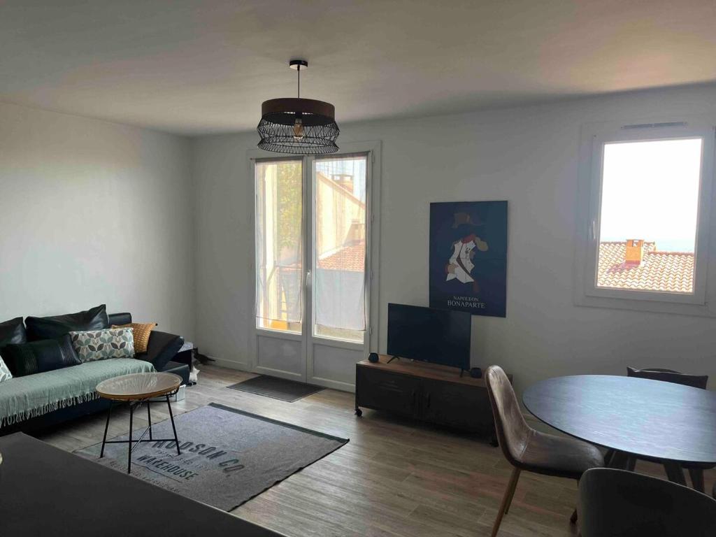 un salon avec un canapé et une table dans l'établissement T1 Bis avec vue sur les iles sanguinaires !, à La Celle-sous-Gouzon