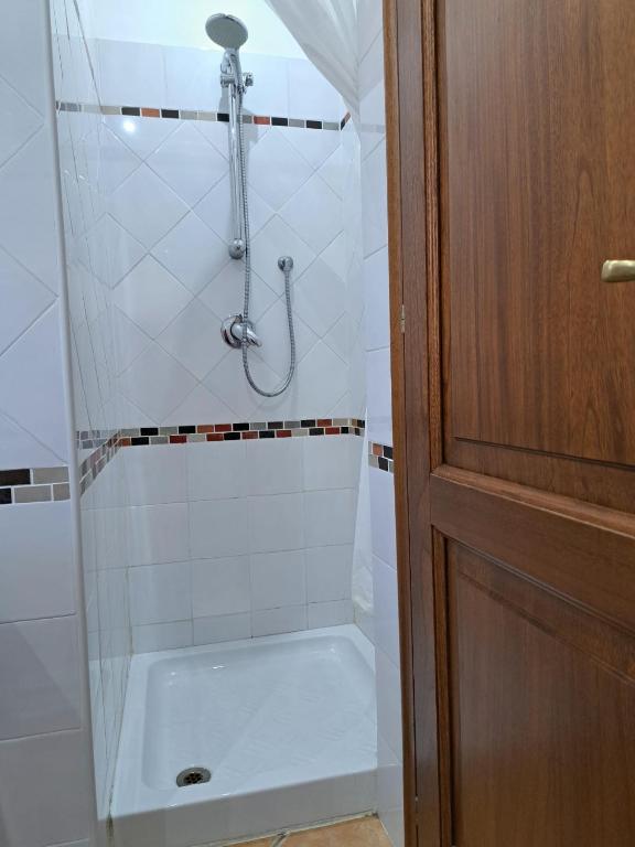 prysznic w łazience ze szklanymi drzwiami w obiekcie Casa Alessandra w mieście Àrbatax