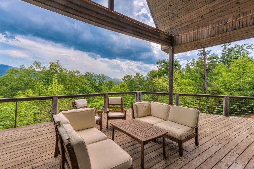 Balkón nebo terasa v ubytování Serenity Mountain Cabin With Hot Tub Pet Friendly
