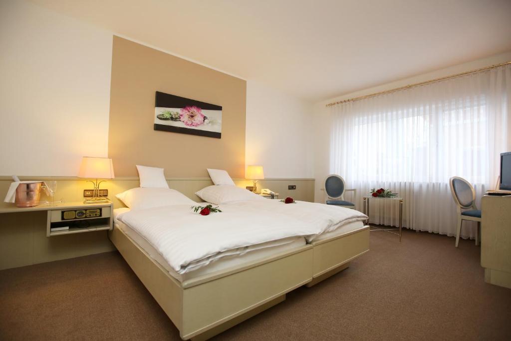 
Ein Bett oder Betten in einem Zimmer der Unterkunft Hotel am Peterstor
