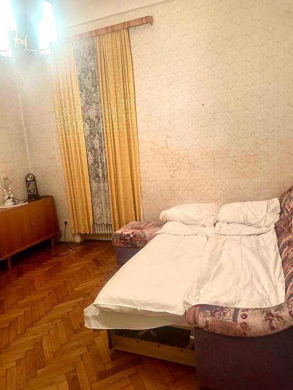 a bedroom with two beds in a room with wooden floors at Payerbah cottage in Größing