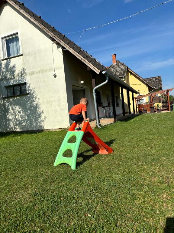 Herní místnost nebo prostor pro děti v ubytování Erdőgyöngye Vendégház CSÖDE