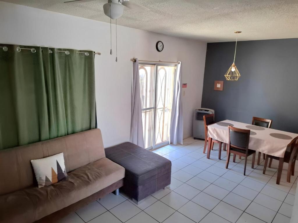 ein Wohnzimmer mit Sofa und Tisch in der Unterkunft Casa Portales Ciudad Juarez in Zaragoza