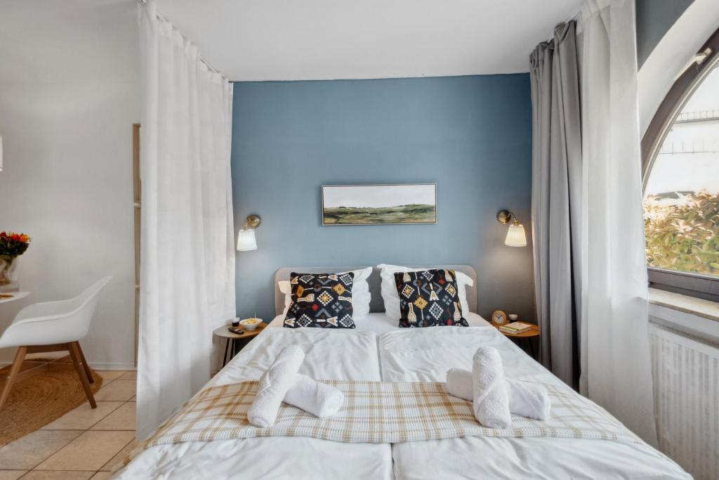 a bedroom with a bed with two teddy bears on it at Gemütliches & Modernes Apartment in Koblenz