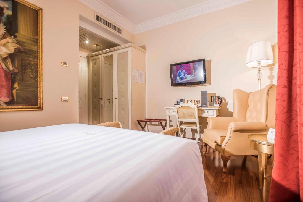 TV a/nebo společenská místnost v ubytování Golden Tower Hotel & Spa