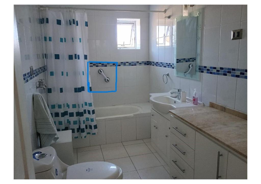 un bagno con vasca, lavandino e WC di Casa CrisLuz a Pinto