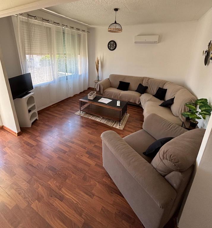 un salon avec un canapé et une table dans l'établissement UNIQUE Appartement Zen et Détente DANS villa avec piscine TRÈS BIEN PLACÉ, à Montpellier