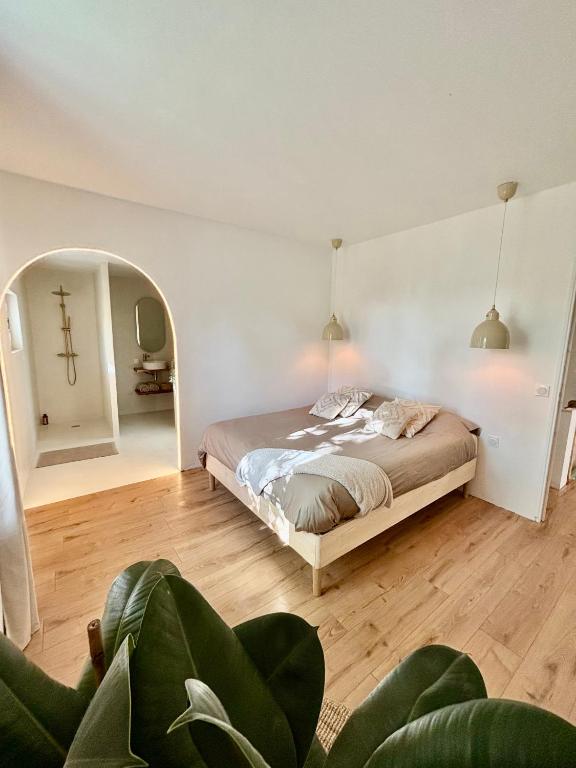 Postel nebo postele na pokoji v ubytování Maison à avec jardin privatif dans domaine des Crozes