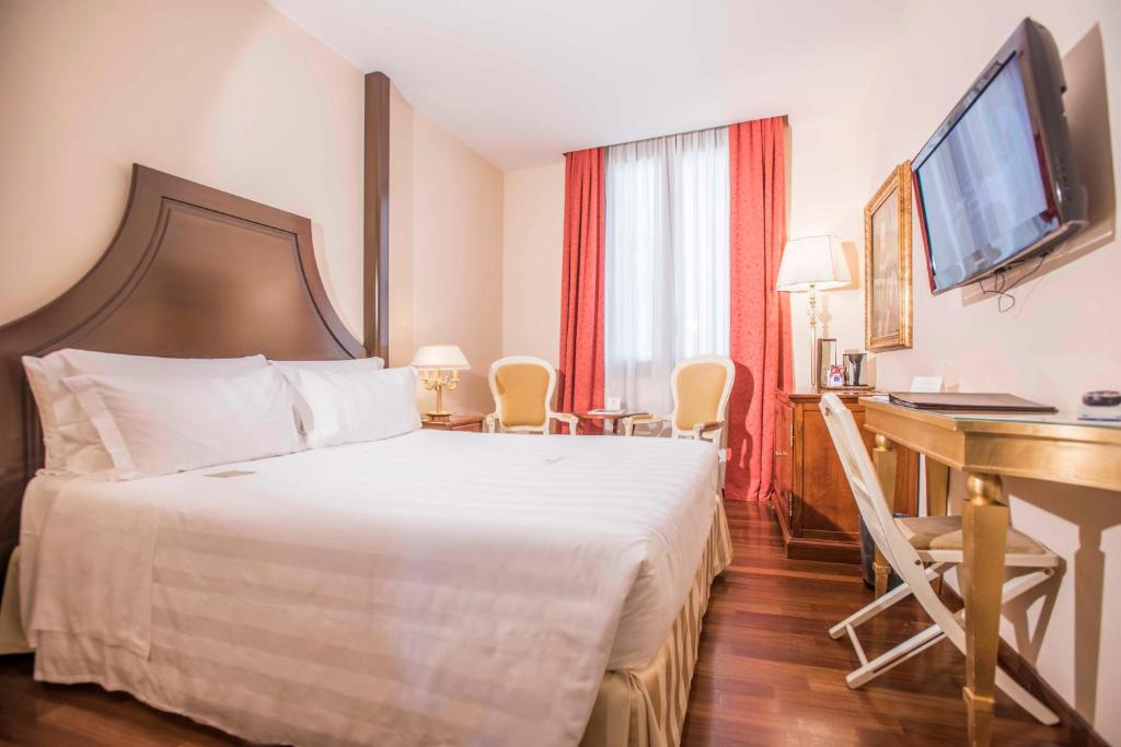 Postel nebo postele na pokoji v ubytování Golden Tower Hotel & Spa