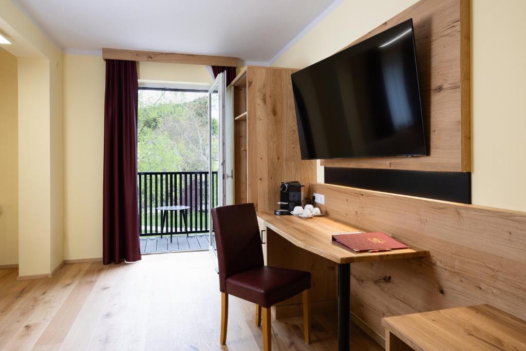 TV a/nebo společenská místnost v ubytování Hotel Kärnten