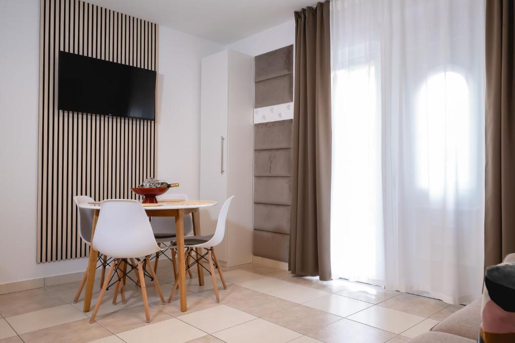 Televízia a/alebo spoločenská miestnosť v ubytovaní Locus Apartments