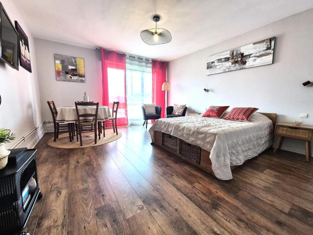 une chambre avec un lit, une table et des chaises dans l'établissement Résidence Les Carrieres Romaines - Charmant appartement ! MAE-0063, à Aix-les-Bains