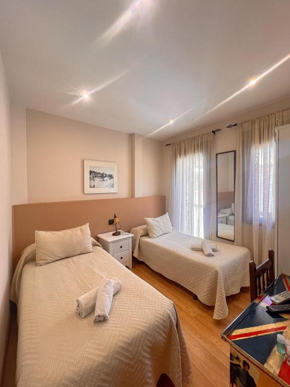 pokój hotelowy z 2 łóżkami i stołem w obiekcie VTAR Casa las Tinajas w mieście Baeza