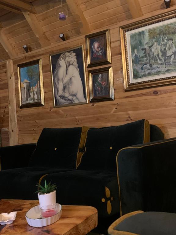 Prostor za sedenje u objektu Black Wood