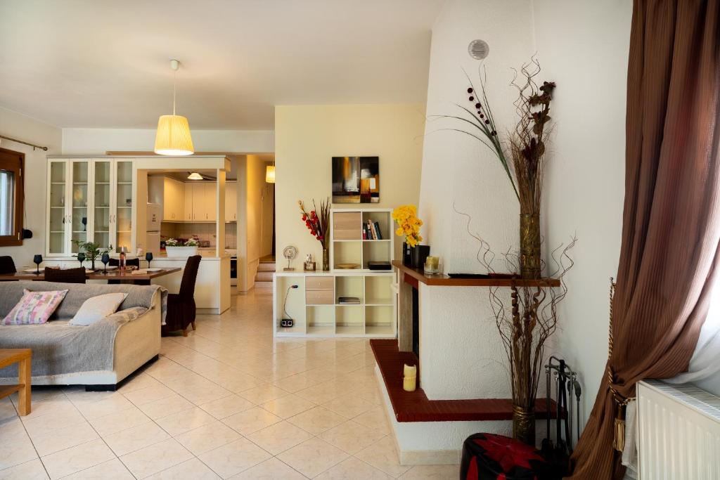 una sala de estar con un sofá y una mesa en Apartment Villa Panorama, en Tesalónica