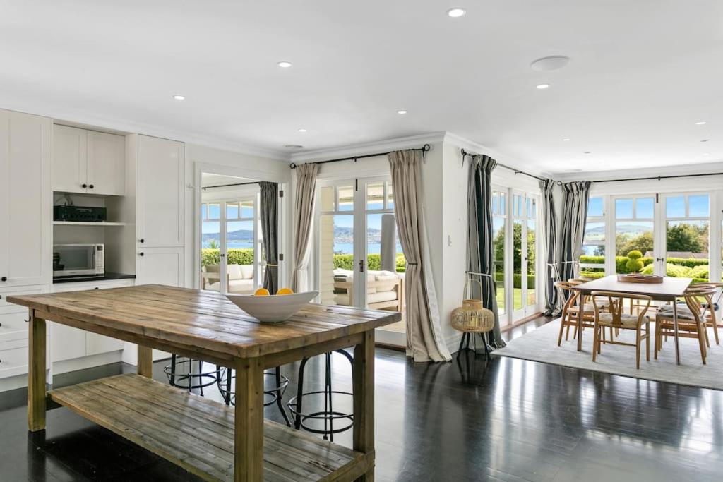 eine Küche und ein Esszimmer mit Tisch und Stühlen in der Unterkunft Norfolk House, Luxury Villa With Spa and Lake Views in Taupo