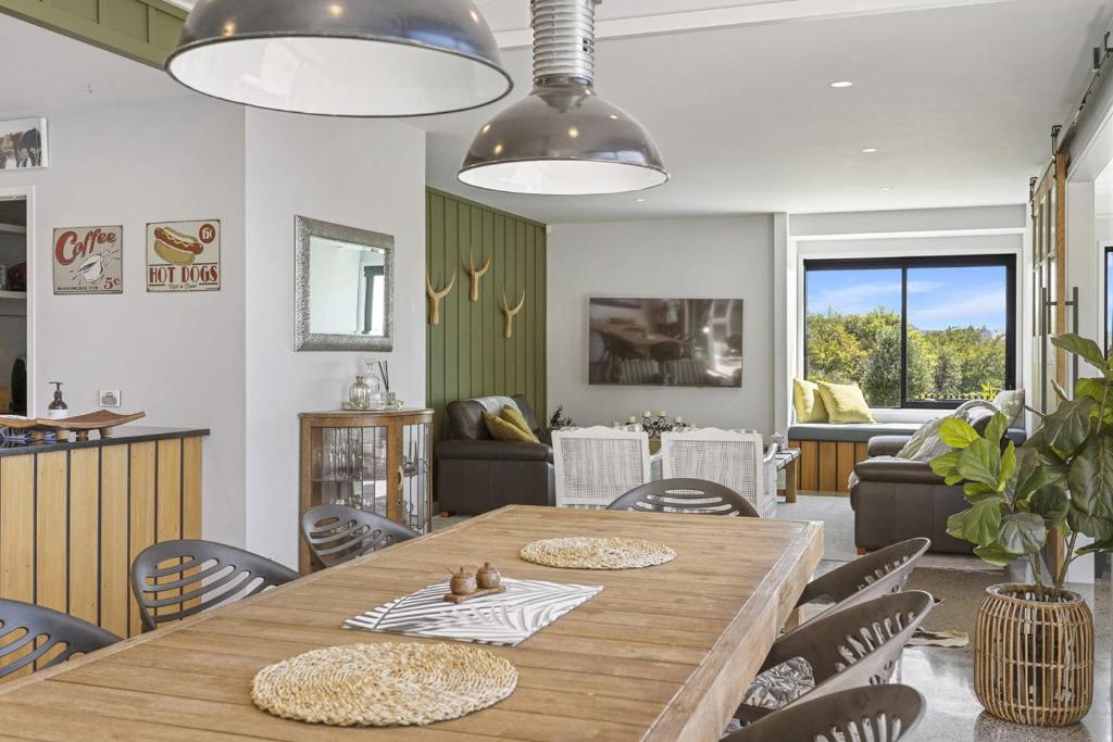 Posezení v ubytování Elevated Taupo Hideaway With Views and Designer Comfort