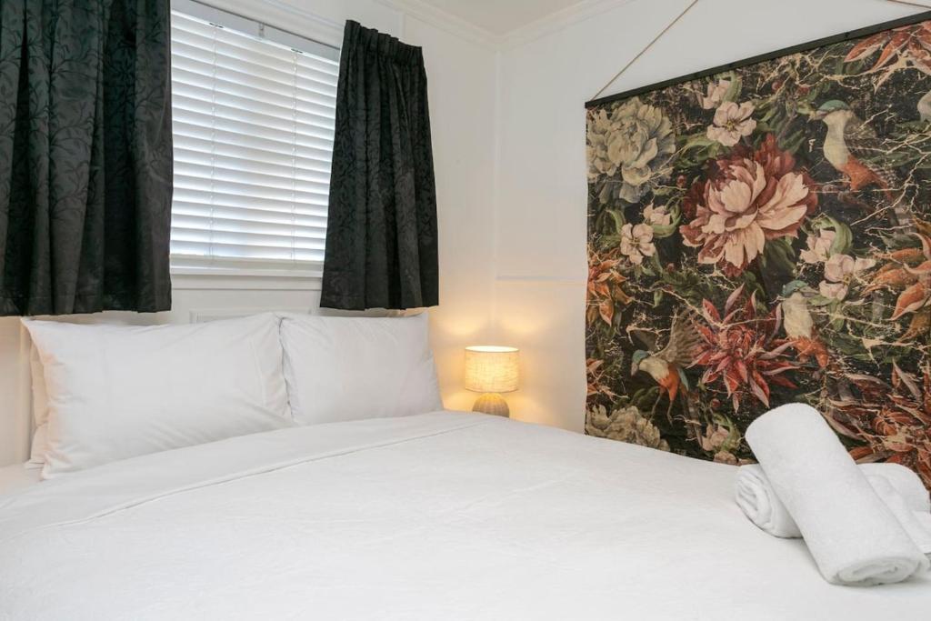 Postel nebo postele na pokoji v ubytování Wanderlust Retreat- Quaint and Romantic Cottage