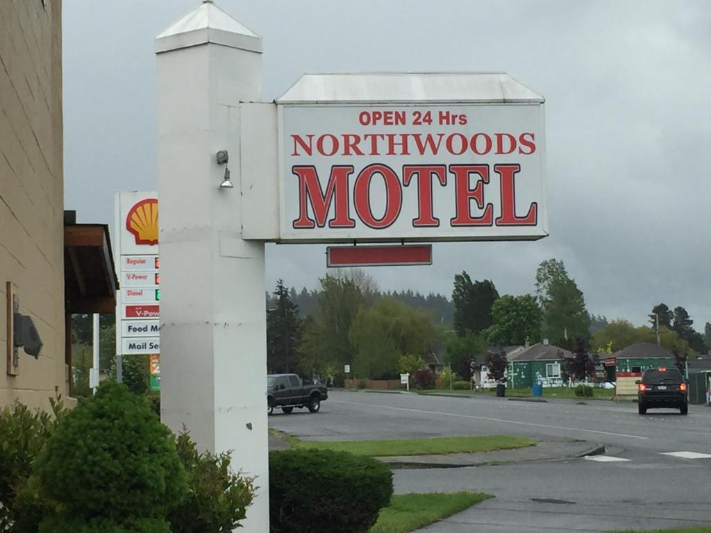 una señal para un motel al lado de una calle en Northwoods Motel, en Blaine