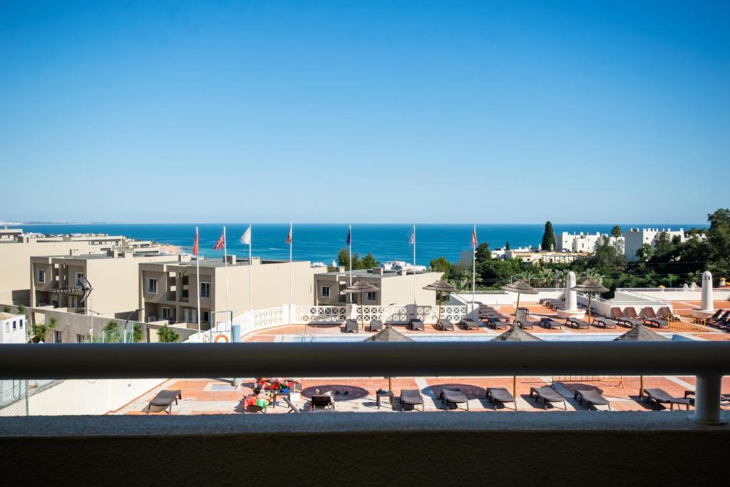 Nespecifikovaný výhled na moře nebo výhled na moře při pohledu z aparthotelu