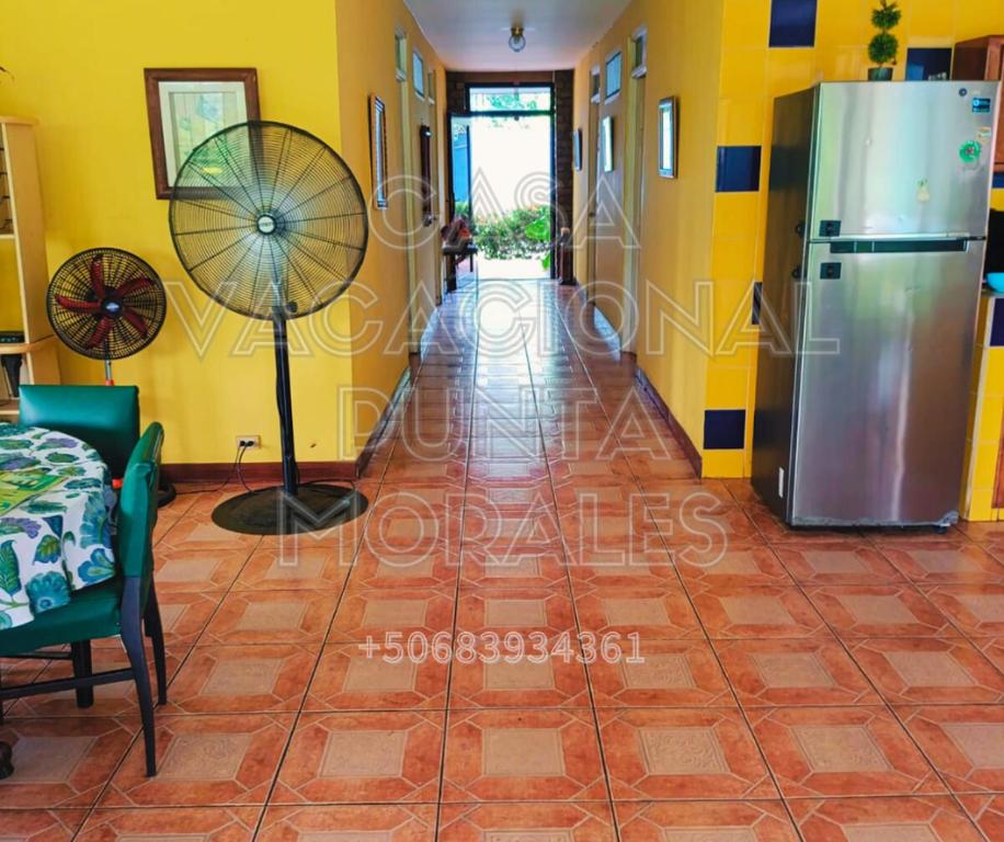 MoralesにあるCasa Punta Moralesの黄色い壁と扇風機のある床の廊下