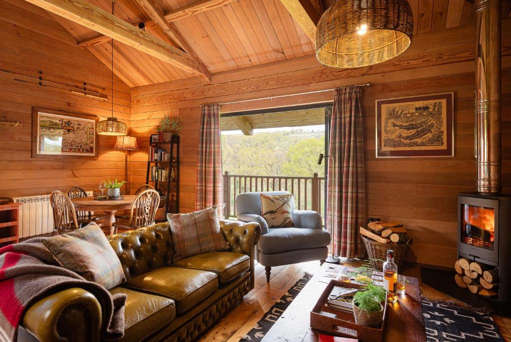 Posezení v ubytování Kingfisher Cabin, Butterwell Farm, Riverside cabin on 40-acre private estate